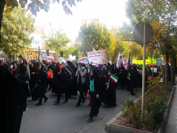 حضور جمعی از دانشجو معلمان در راهپیمایی 13 ابان