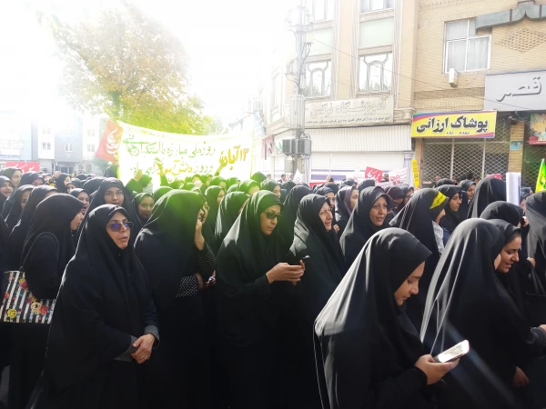 حضور جمعی از دانشجو معلمان در راهپیمایی 13 ابان