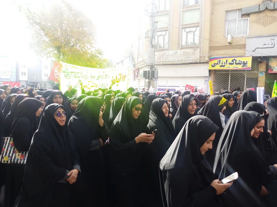 حضور جمعی از دانشجو معلمان در راهپیمایی 13 ابان