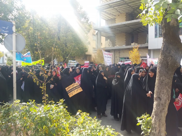 حضور جمعی از دانشجو معلمان  و مسئولان پردیس باهنر در راهپیمایی 13 آبان