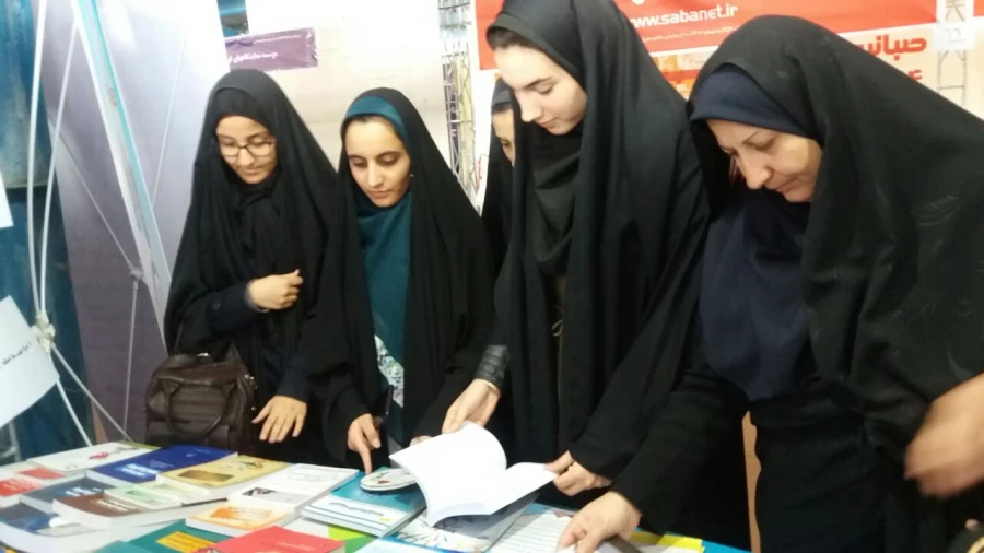 بازدید دانشجومعلمان پردیس باهنر از نمایشگاه کتاب
