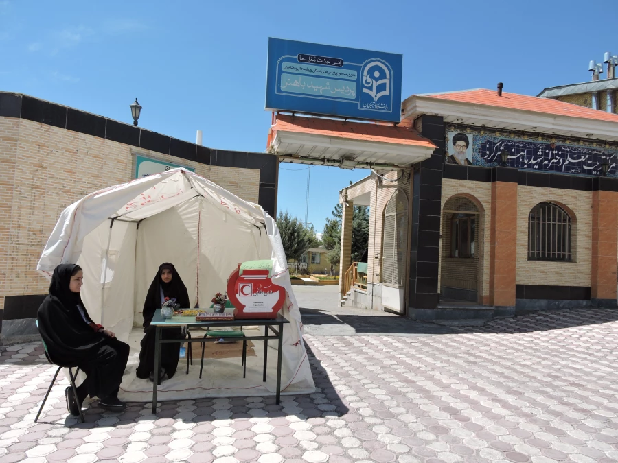 برپایی چادر هلال احمر برای کمک به سیل زدگان