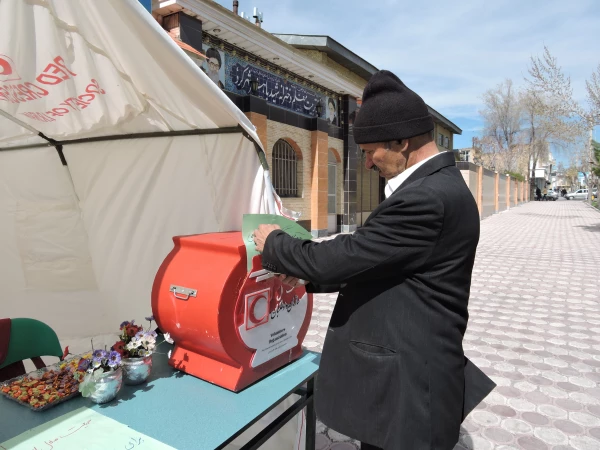 برپایی چادر هلال احمر برای کمک به سیل زدگان
