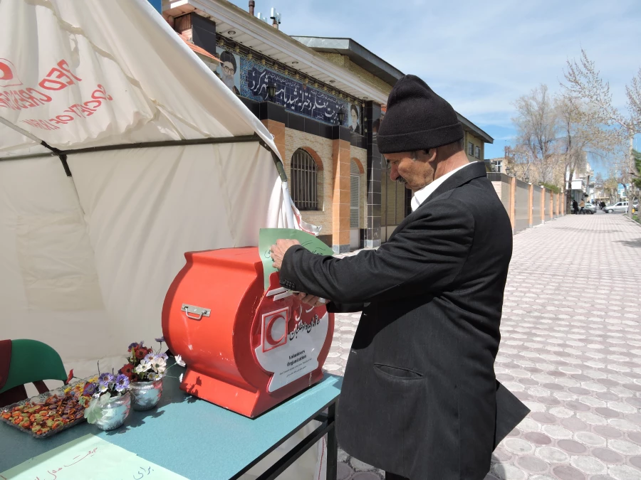 برپایی چادر هلال احمر برای کمک به سیل زدگان