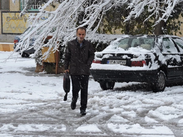 صبح برفی پردیس شهید باهنر و حضور دانشجومعلمان، اساتید و کارکنان در پردیس 10