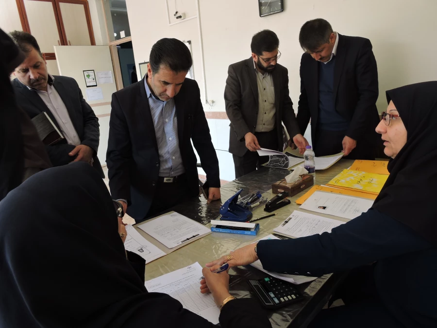 بازدید جمعی از مسئولان اداره کل آموزش و پرورش استان از روند مصاحبه پذیرفته شدگان آزمون استخدامی اداره کل آموزش و پرورش استان 4